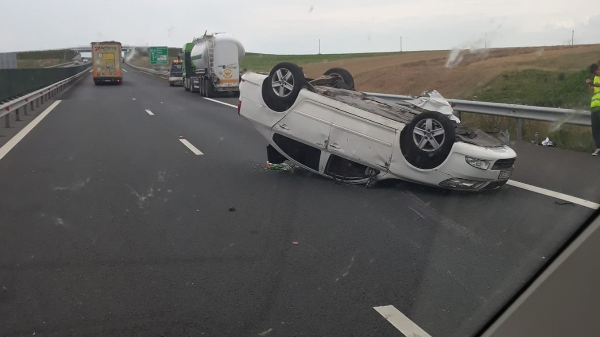 Mașină răsturnată pe A1, autostrada care leagă Timișoara de Lugoj. O persoană a fost rănită