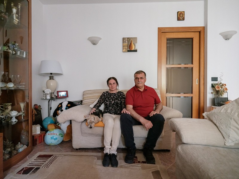 Claudia și Costică Burghiu în casa lor din Cavalcaselle, Italia