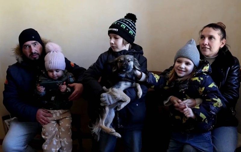 O familie cu trei copii doarme într-o cafenea cu porci, după ce a rămas fără căldură și curent la -20 de grade: „Nu e mare lucru. Punem o sobă pe lemne” | VIDEO