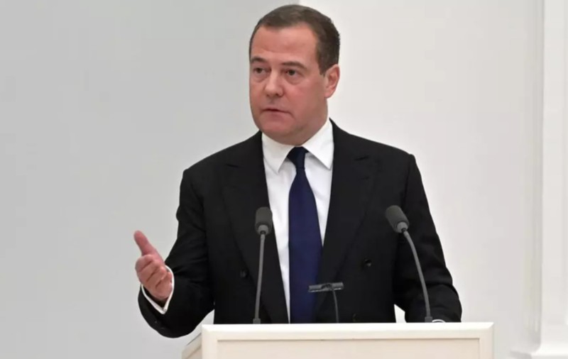 Dmitri Medvedev, furios fiindcă Rusia este presată să accepte un armistițiu până luni: „Băgaţi-vă aceste planuri de pace în fund”