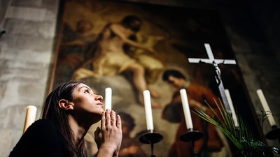 Femeie se roaga in biserica