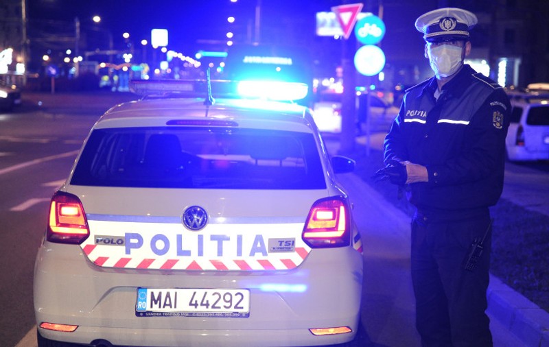 Un tânăr care gonea cu 185 de kilometri/oră a intrat în mașina de poliție, după ce a frânat brusc