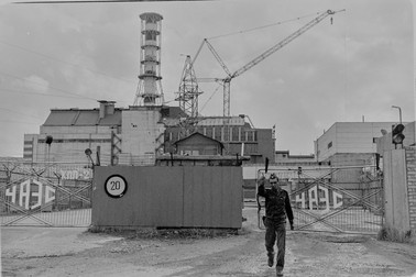 Un ofițer de securitate în fața porților centralei nucleare de la Cernobîl din 1989, din Cernobîl, Ucraina. Foto: Profimedia
