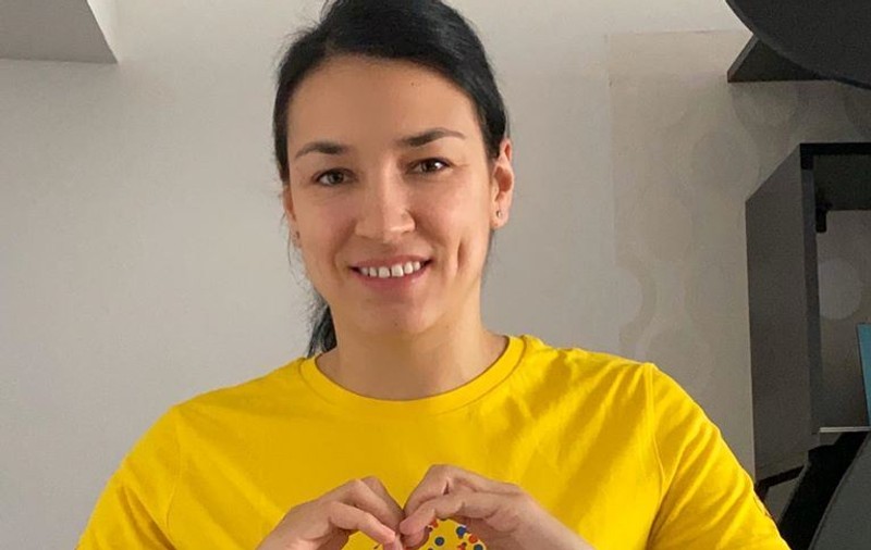 Cristina Neagu donează Crucii Roşii Române toți banii obținuți din vânzarea unor tricouri din colecția personală