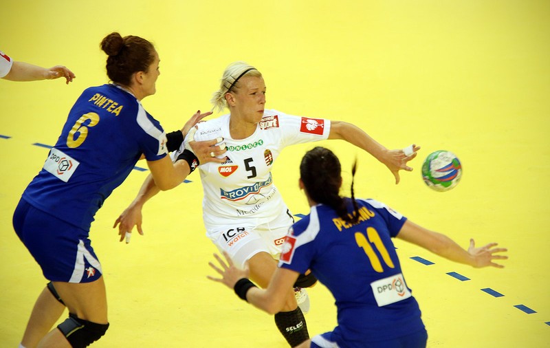 CAMPIONATUL EUROPEAN FEMININ DE HANDBAL. UNGARIA - ROMÂNIA 20-19. EuroPA! Am jucat ca niciodată, am pierdut ca-ntotdeauna! ^FINAL DE COȘMAR: nu am marcat nici în ultimele cinci minute, iar în ultimele 11 - am înscris doar o dată! Suporterii unguri au scandat ”Țiganii, țiganii!”