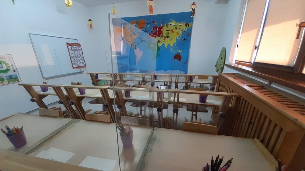 Într-o grădiniță din Craiova au fost montate separatoare din plexiglas între birourile preșcolarilor