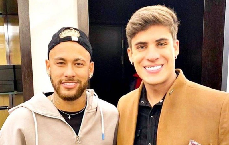 Iubitul tânăr al mamei lui Neymar ar fi bisexual și a avut o relație chiar cu bucătarul fotbalistului brazilian