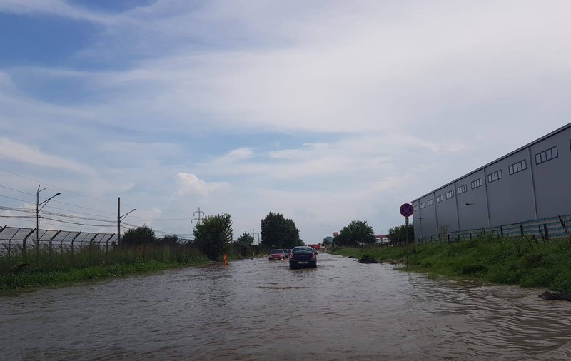 Șoseaua Berceni, inundată după o ploaie de 30 de minute
