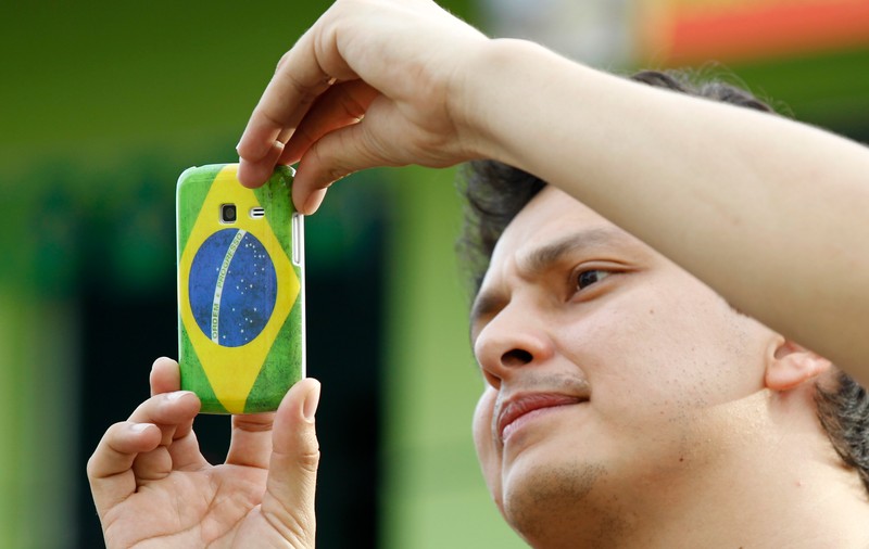 În Brazilia, şi telefoanele mobile au culorile naţionalei!