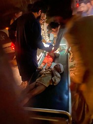 Unele persoane au fost tratate de medici la lumina lanternelor telefoanelor. Foto: Profimedia