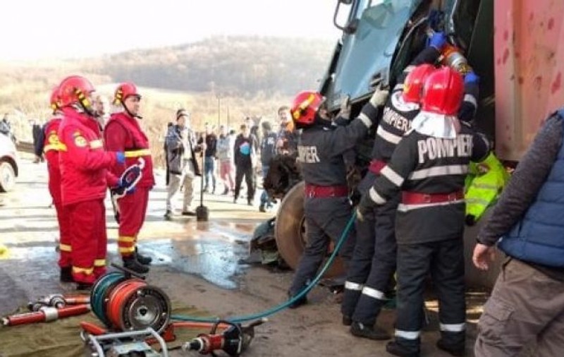 Două TIR-uri s-au ciocnit în Hunedoara. A fost nevoie de intervenția pompierilor de la descarcerare. Cum arată locul accidentului |FOTO