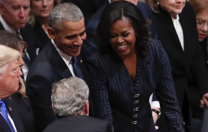 VIDEO | Moment inedit în timpul funeraliilor lui George H.W. Bush. Ce i-a oferit George W. Bush lui Michelle Obama