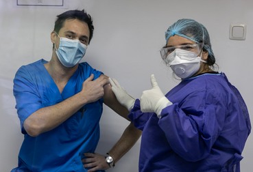 Un cadru medical se vaccinează anti-COVID la Spitalul Victor Babeș | Foto: Vlad Chirea
