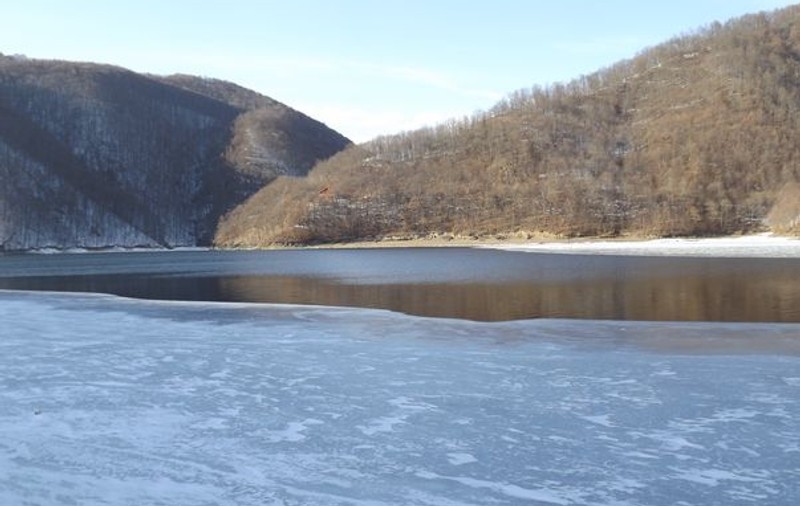 Şi-a luat ADIO de la apropiaţi şi a dispărut pe lac cu cei doi copii ai săi