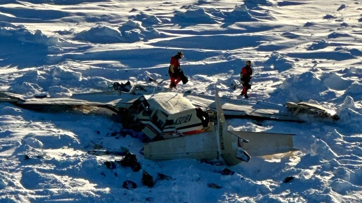 Epava avionului de mici dimensiuni căzut în Alaska a fost găsită pe un câmp de gheață