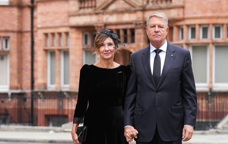 Cât ar fi costat rochiile purtate de Carmen Iohannis la funeraliile reginei Elisabeta a II-a