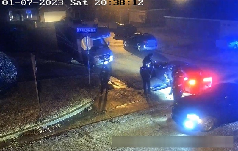 Poliția din SUA a făcut publice filmări cu bătaia administrată de cinci ofițeri unui tânăr. Victima a murit după 3 zile