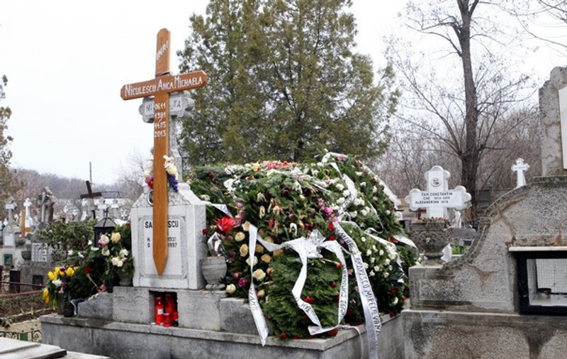 O săptămână de la moartea Micăi | Mormântul ei nici nu se vede sub coroane