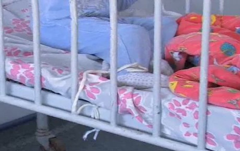 Buzău: Copii legaţi de paturi în spital | VIDEO