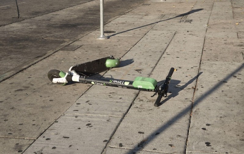 Băiat de 16 ani, lovit de mașină pe pista de biciclete, în timp ce mergea pe o trotinetă electrică, în Sfântu Gheorghe: a ajuns în stare gravă la spital