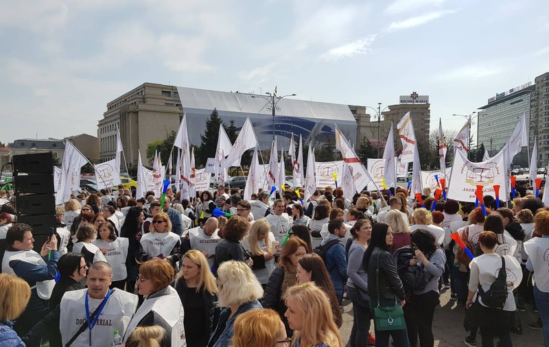 UPDATE. Delegaţie a grefierilor, la discuţii la Guvern. Colegii lor protestează în Piața Victoriei (FOTO&VIDEO)