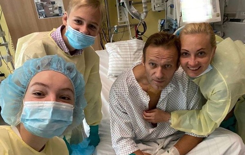 “Salut, sunt Navalnîi, mi-e dor de voi”. Criticul lui Putin a postat o poză de pe patul de spital, la aproape o lună după ce a fost otrăvit