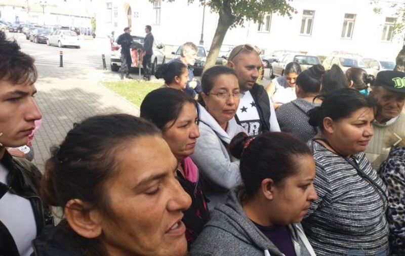 Sute de romi protestează după ce au fost somați să evacueze un bloc. Acolo urmează să fie construită o parcare
