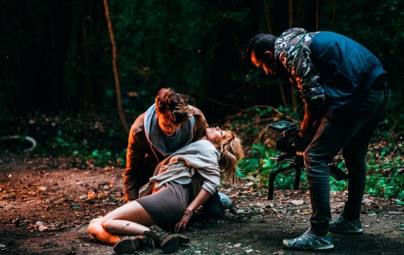 PREMIERĂ LIBERTATEA.RO | LORA, victima unui TERIBIL ACCIDENT RUTIER în noul ei videoclip, "ARDE"