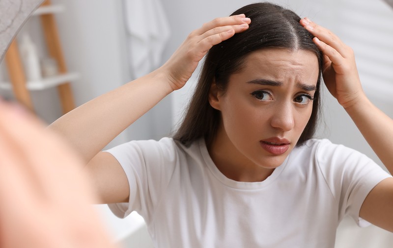 Ce probleme ale scalpului nu trebuie ignorate și cum pot fi prevenite. Mihaela Mihăescu, specializată în tricologie: „Scalpul este o extensie a pielii și reacționează rapid la dezechilibre interne”