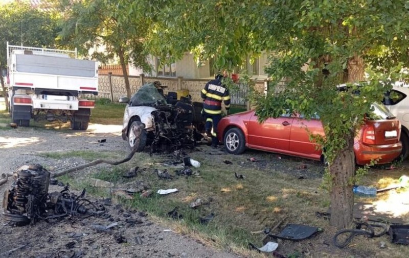 Un tânăr s-a certat cu iubita și a intrat cu 150 km/h într-un camion, la Roșiori, în Mureș