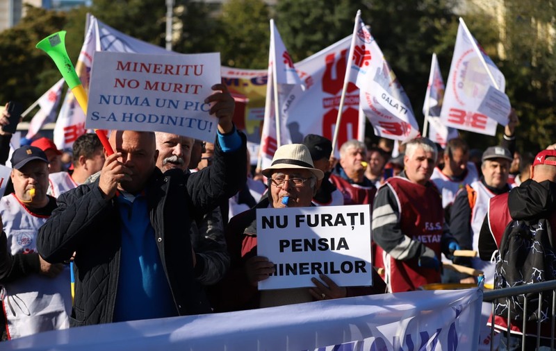 Minerii protestează în Piața Victoriei după modificările din noua lege a pensiilor