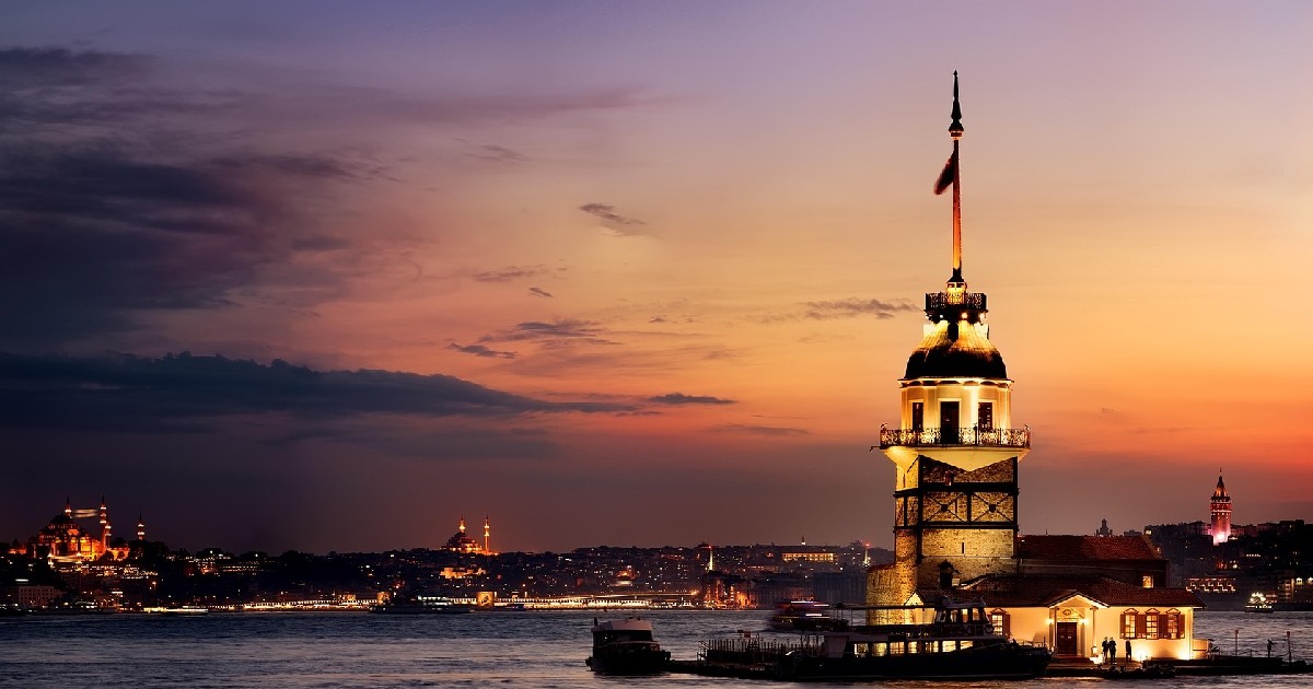 În imagine este ilustrat Turnul Fecioarei, un celebru monument din Istanbul