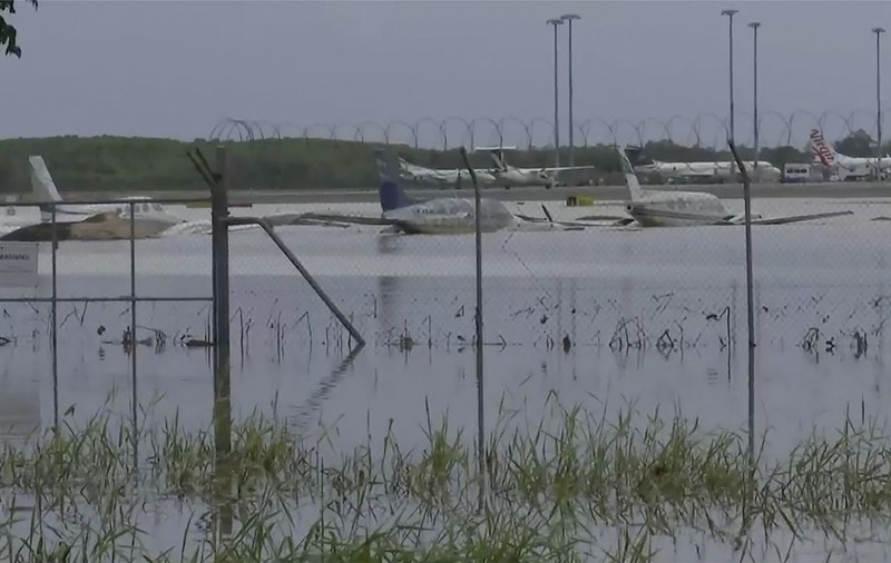 Inundații masive în nord-estul Australiei: avioane sub ape, oameni izolați, crocodili ajunși în centrul orașului