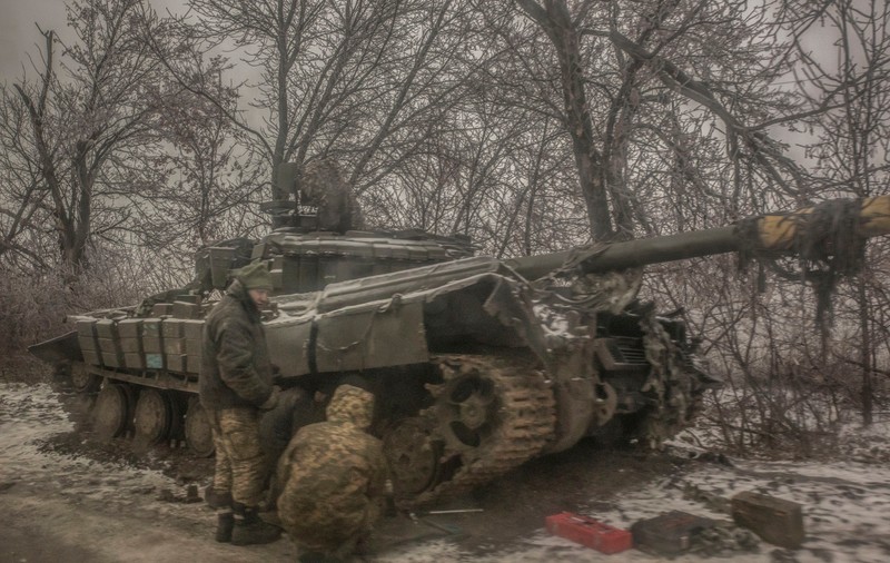 Forțele ucrainene care apără Avdiivka nu mai au muniție și își reduc operațiunile. Generalul Tarnavski așteaptă livrarea „Mercedesurilor" F-16
