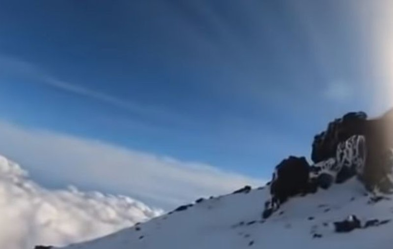 Un vlogger japonez a transmis LIVE momentul în care a căzut de pe munte