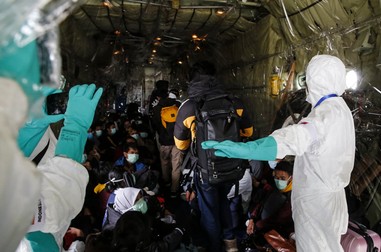 Pasagerilor li se face instructajul înainte să coboare din aeronavă