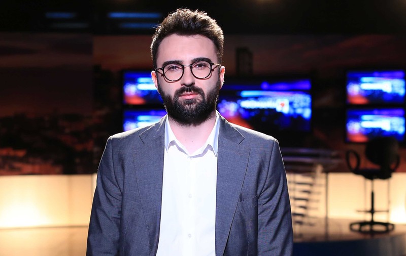 Cum a ajuns Ionuț Cristache să se tutuiască în dialogul cu șeful PSD, Marcel Ciolacu! Spălat pe creier de știri, depilat în nas la TVR