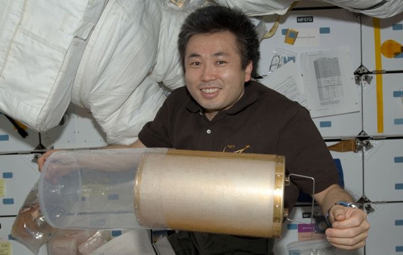 Astronautul Koichi îşi schimbă chiloţii o dată pe lună