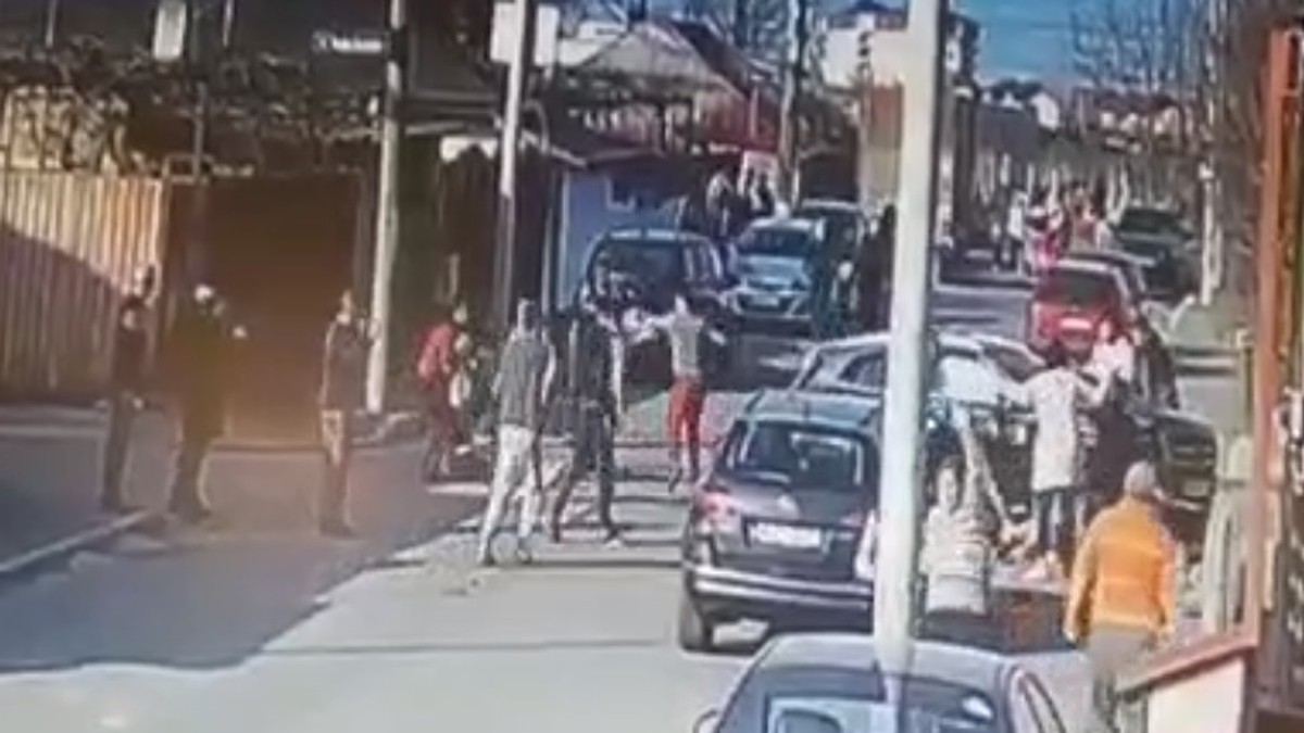 Imaginile șocante surprinse de camerele de supraveghere cu accidentul în care două fete au fost ucise pe trotuar