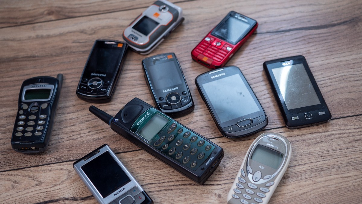 Un telefon vechi, uitat într-un sertar ani la rând, poate valora mai mult decât și-ar imagina proprietarul. Sursă foto Shutterstock