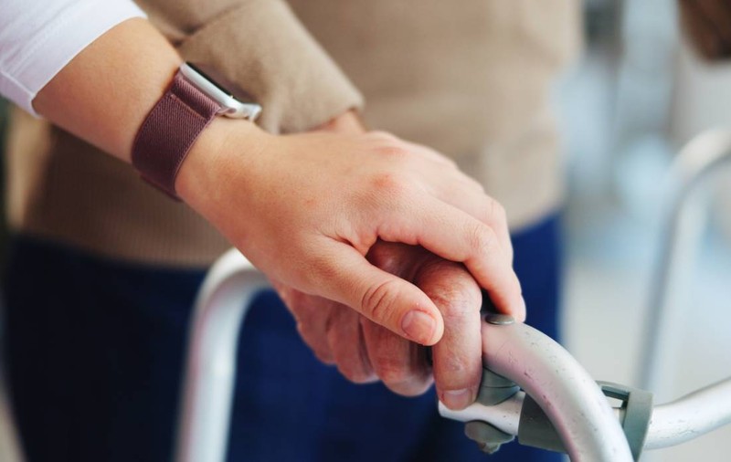 Ce pensionari și bolnavi ar putea primi un nou ajutor de la stat. Cheltuiala lunară grea care ar fi decontată 80%