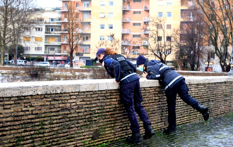 Gestul șocant al unei mame din Italia: s-a aruncat de pe un pod cu copilul de un an și jumătate în brațe