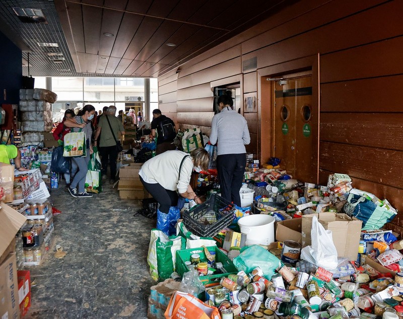 Imagini impresionante la Valencia, unde 100.000 de oameni stau la coadă ca să se înscrie pe lista voluntarilor și să ajute după inundațiile din Spania | VIDEO