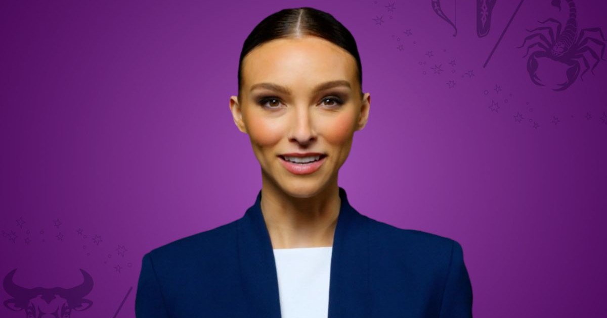 Maria este un avatar creat cu ajutorul Inteligenței Artificiale, îmbrăcată cu o bluză albă și un sacou albastru, pe fundal mov