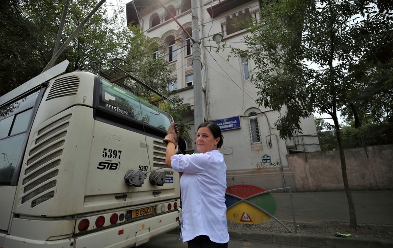 REPORTAJ. Călătorie cu troleul doamnei Polixenia: „Sunt soție, mamă și bunică, iar când plec de acasă, conduc troleibuzul”