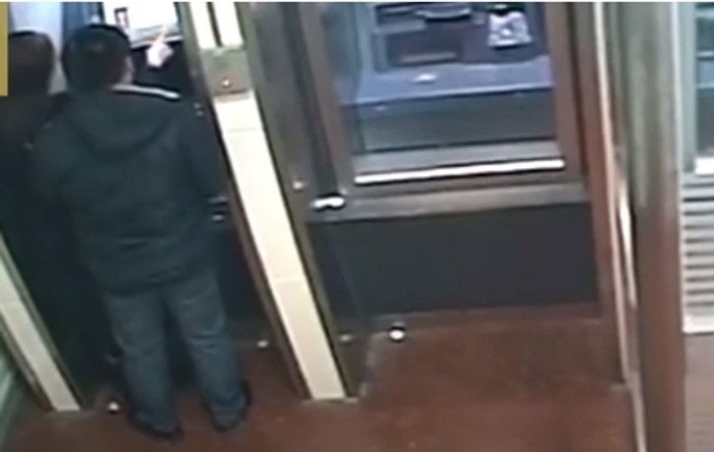 VIDEO | Un hoț i-a luat unei femei banii pe care tocmai îi scosese de la bancomat! Apoi s-a întors la ea și i-a returnat banii zâmbind