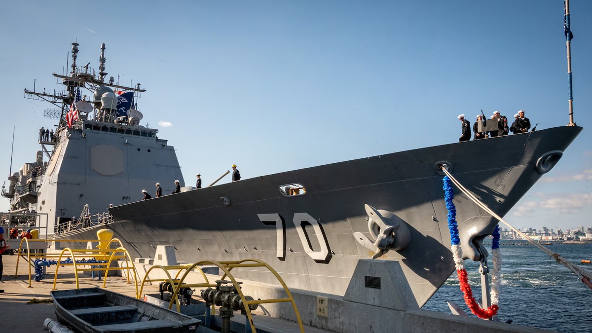 Crucișătorul USS Lake Erie al Statelor Unite, ancorat în port.