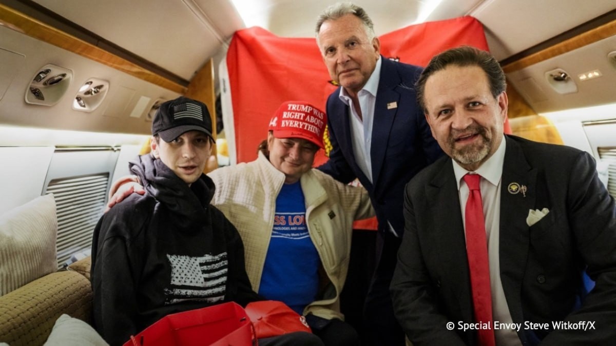 Pușcașul Marin eliberta de Rusia la bordul avionului care l-a adus acasa din Rusia, alături de familie si de oficiali americani