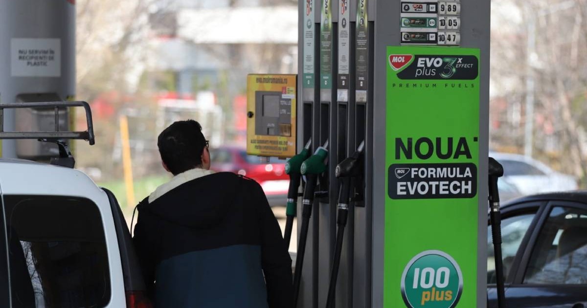 Bărbat cu spatele alimenteaza la o benzinarie din Bucuresti, Romania, 25 martie 2026