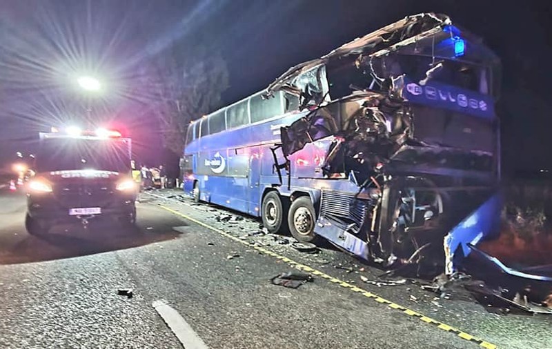 Autocar de Ucraina, lovit din spate de un TIR, în timp ce stătea pe loc, în Bacău. Două persoane au fost rănite